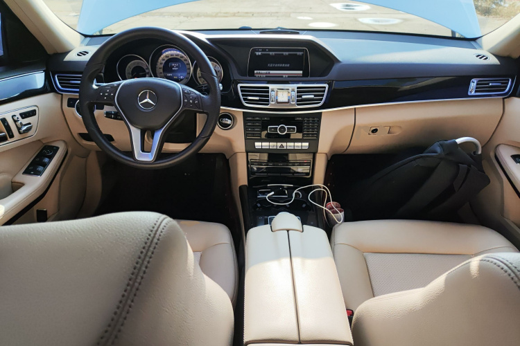 奔驰E级 2014款 改款 E 260 L 运动型中控内饰7002