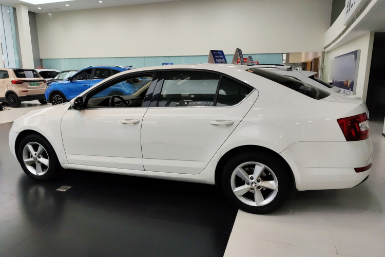 斯柯达 明锐 2015款 1.6L 自动逸俊版车身外观4