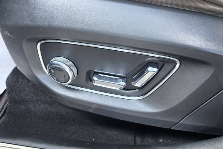 领克09 EM-P 2023款 2.0TD EM-P 远航版PM 七座中控内饰7008