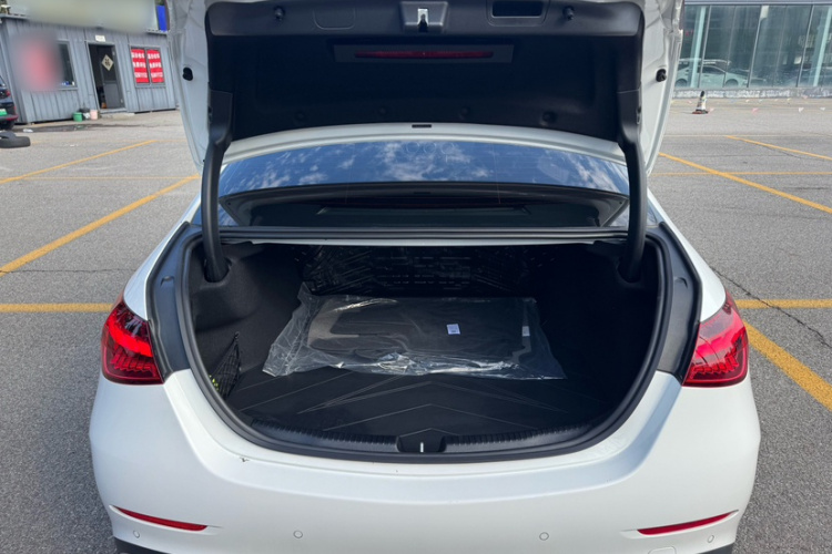 奔驰C级 2025款 C 260 L 运动版局部细节9001