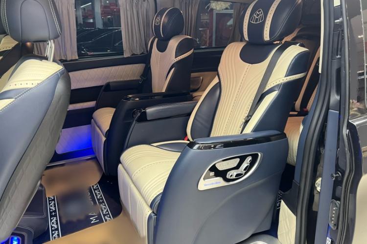 奔驰 威霆 2021款 2.0T 商务版 7座中控内饰7008