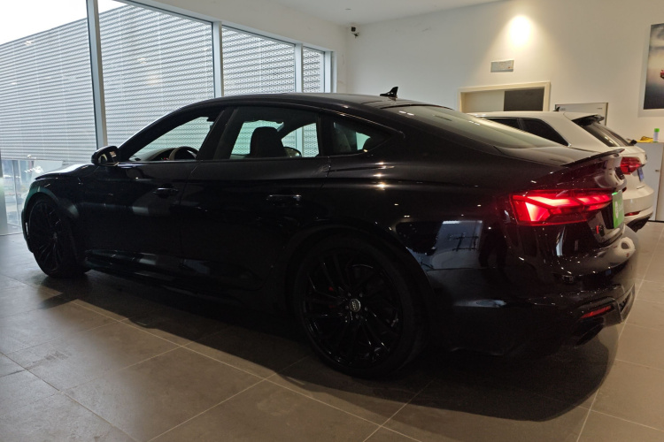 奥迪RS 5 2023款 RS 5 2.9T Sportback 黑曜版车身外观4