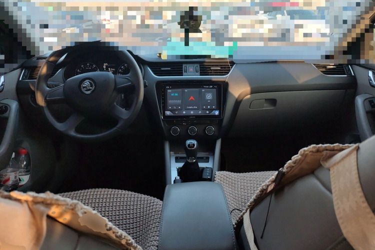 斯柯达 明锐 2015款 1.6L 手动逸杰版中控内饰12