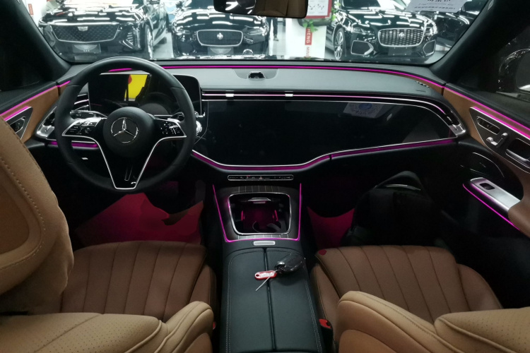 奔驰E级新能源 2024款 E 350 e L 插电式混合动力轿车中控内饰12