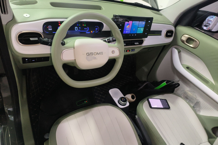 吉利银河 2025款 210km 熊猫骑士中控内饰7002