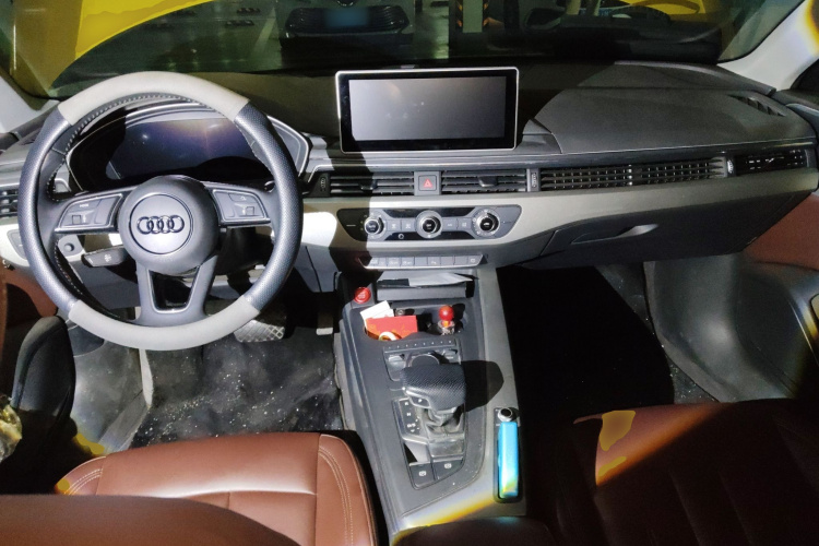 奥迪A4L 2018款 30周年年型 40 TFSI 进取型中控内饰12