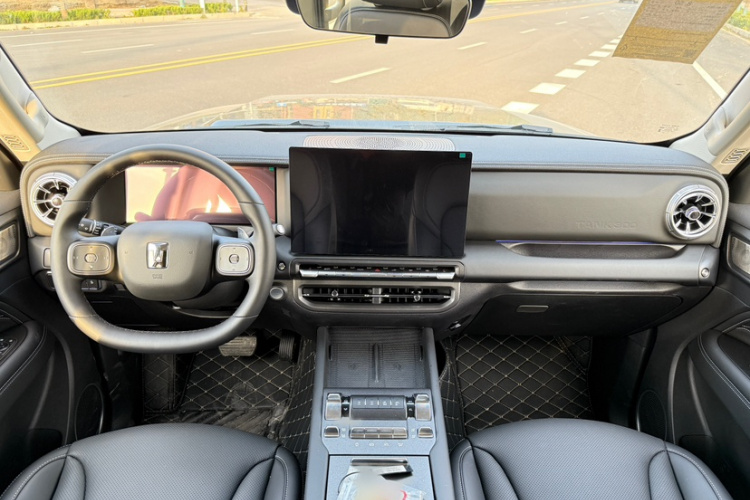 坦克300 2025款 2.4T 柴油版中控内饰7004