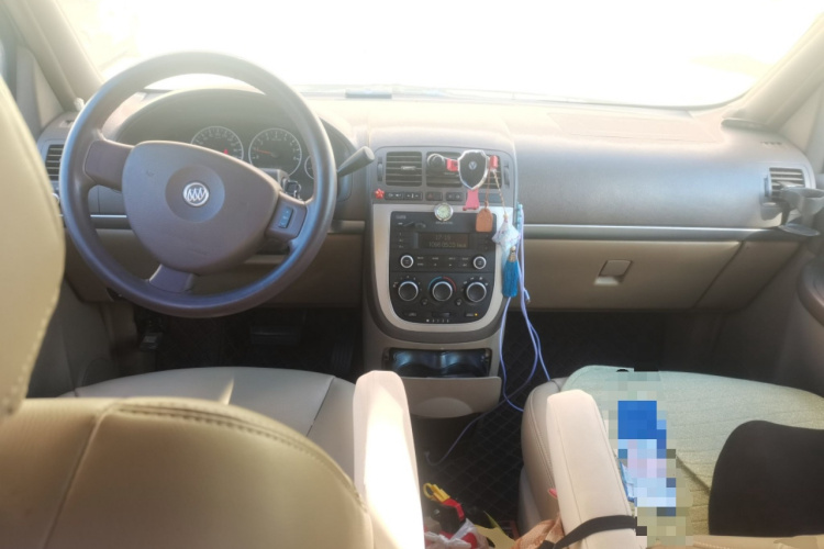 别克GL8 2014款 2.4L 经典版中控内饰12