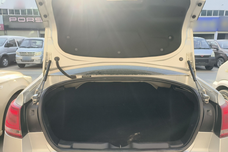 雪铁龙 世嘉 2013款 三厢 1.6L 手动品尚型机舱底盘23