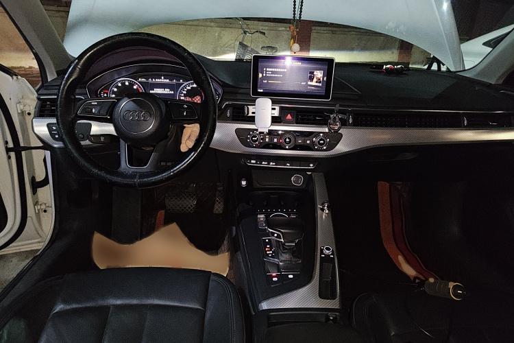 奥迪A4L 2017款 40 TFSI 进取型中控内饰7002