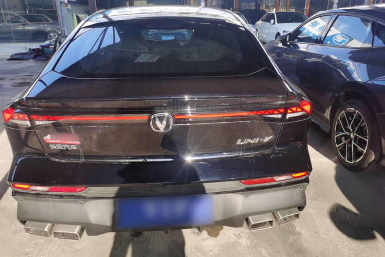 长安UNI-V 2024款 1.5T 尊贵运动型车身外观6