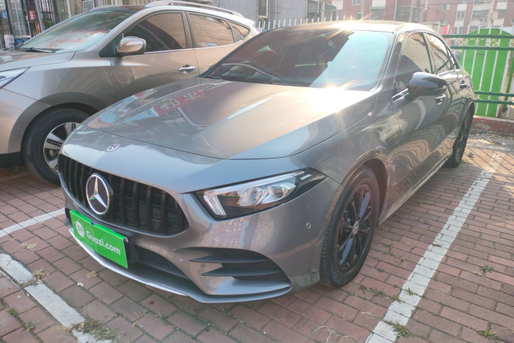 奔驰A级 2020款 改款 A 200 L 运动轿车时尚型车身外观1