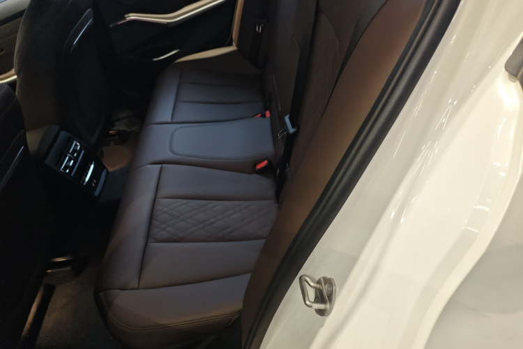 宝马3系 2023款 330i M运动曜夜套装中控内饰21