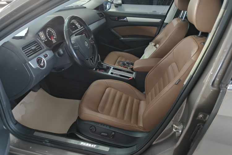 大众 帕萨特 2015款 1.8TSI DSG御尊版中控内饰19