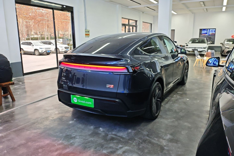 特斯拉 Model Y 2025款 长续航全轮驱动 首发版车身外观7