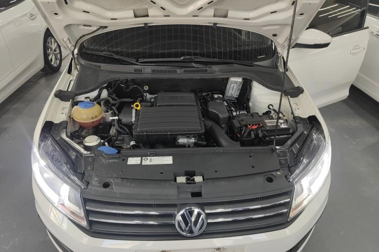 大众 桑塔纳 2021款 1.5L 手动风尚版机舱底盘24