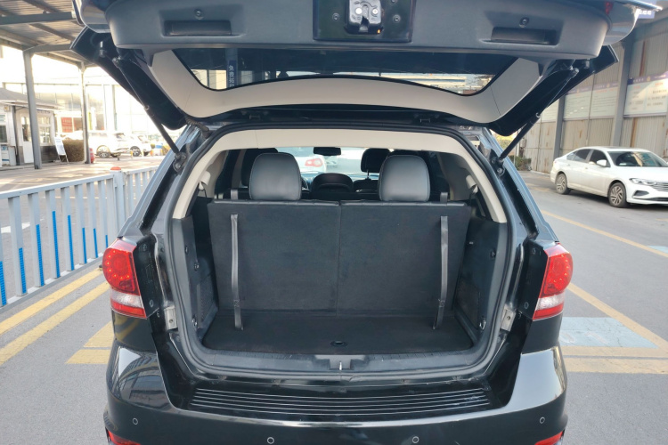 道奇 酷威 2016款 2.4L 两驱旅行版机舱底盘23