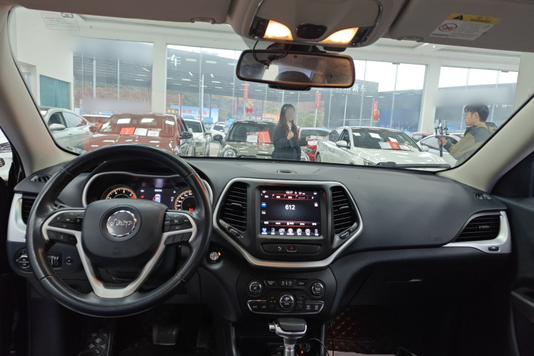 Jeep 自由光 2020款 2.0L 两驱经典运动版中控内饰12