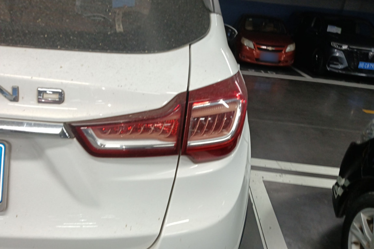 陆风X2 2017款 1.6L 自动劲锐版车身外观9