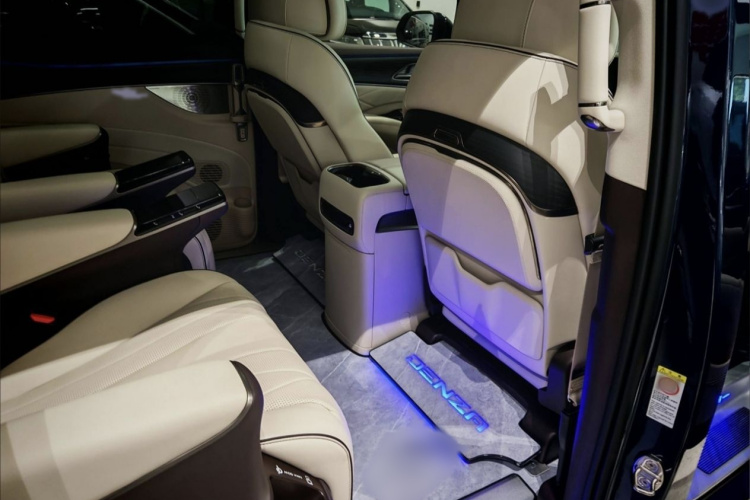 腾势D9 2024款 DM-i 980 四驱尊荣型中控内饰7013