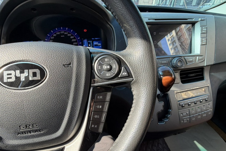 比亚迪M6 2015款 2.4L 自动豪华型中控内饰7012