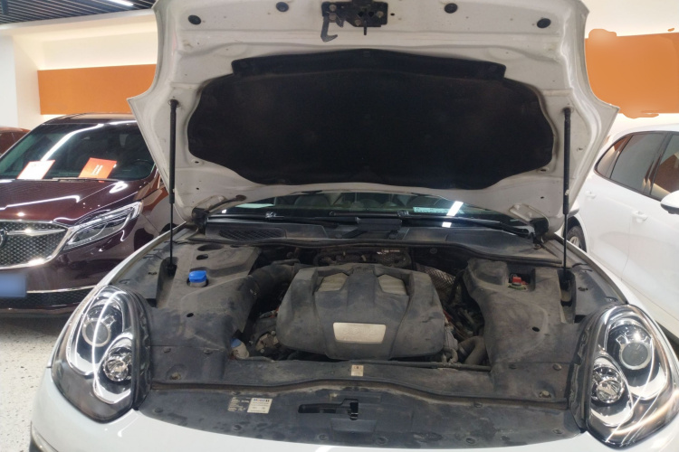 保时捷 2015款 Cayenne 3.0T机舱底盘24