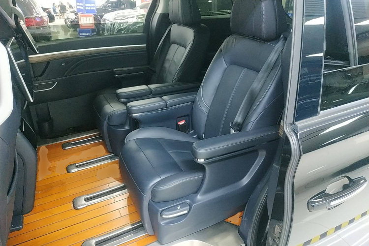 广汽传祺 传祺M8 2021款 领秀系列 390T 旗舰版中控内饰21