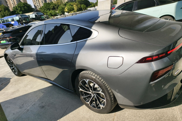 小鹏P7 2022款 625E车身外观4