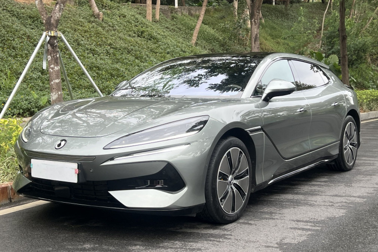 腾势Z9GT 2024款 1100四驱Max版车身外观1