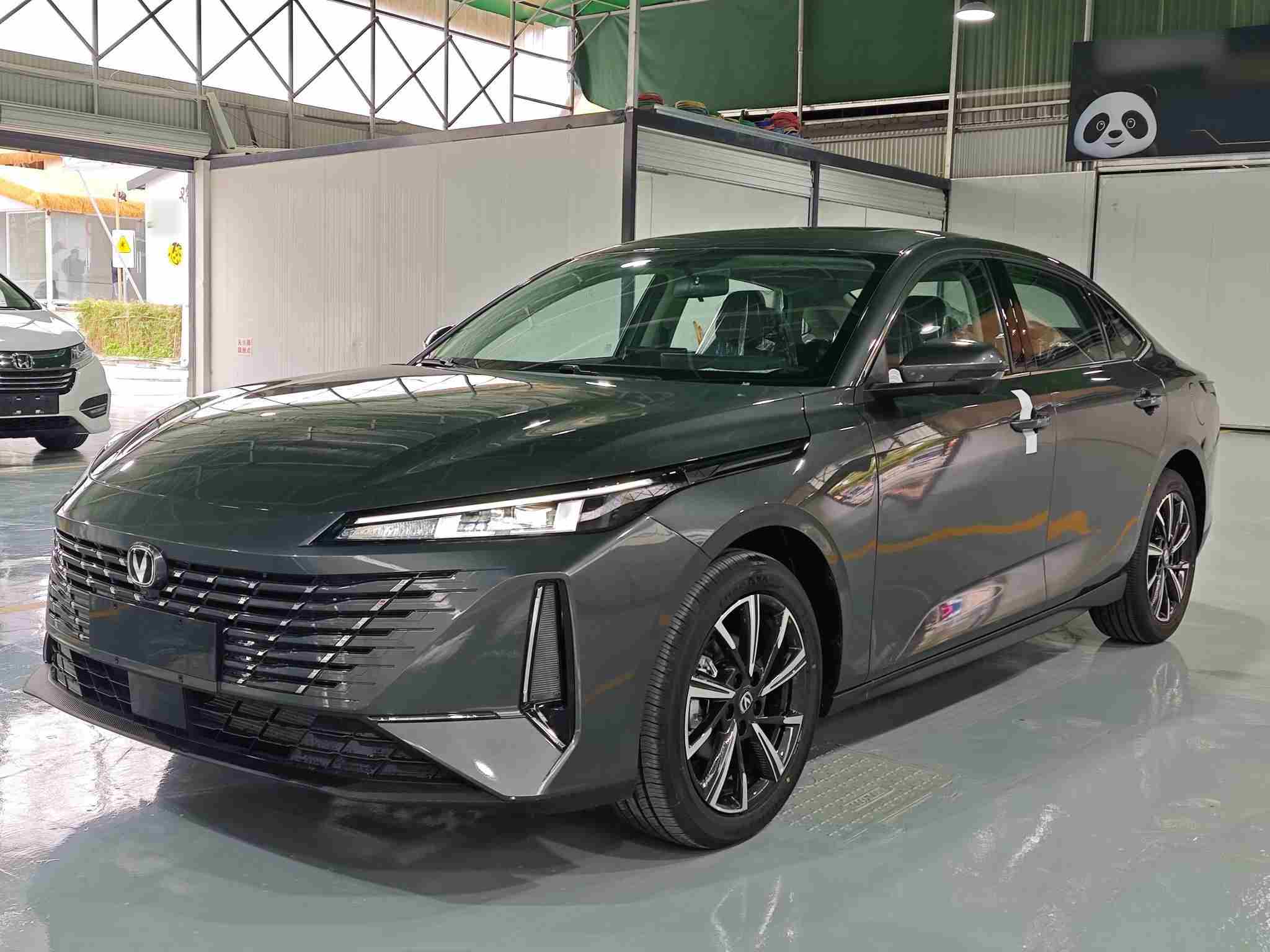 重庆二手长安逸动2025款，花买菜钱买台商务大车？