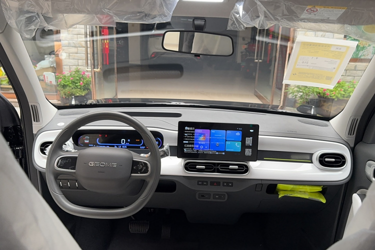 吉利汽车 2025款 210km 熊猫卡丁中控内饰7003