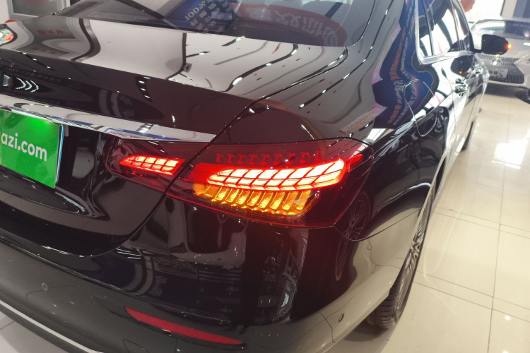 奔驰E级 2023款 E 300 L 时尚型车身外观9