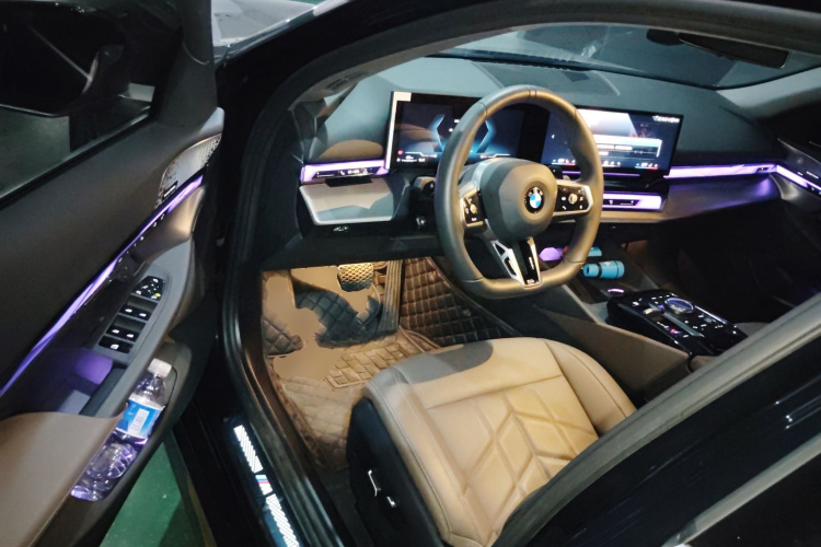 宝马5系 2025款 530Li 领先型 M运动套装中控内饰20