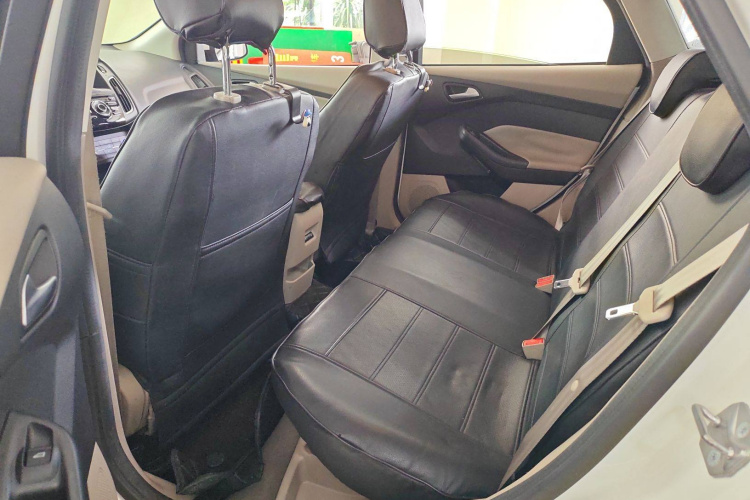 福特 福克斯 2018款 三厢经典 1.6L 自动舒适型智行版中控内饰7004