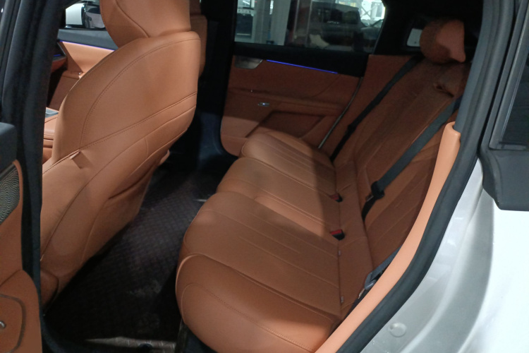 东风奕派 eπ007 2025款 纯电 565四驱Max领航版中控内饰7004