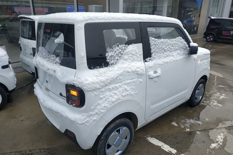 吉利银河 2024款 熊猫mini 200km 耐力熊车身外观7