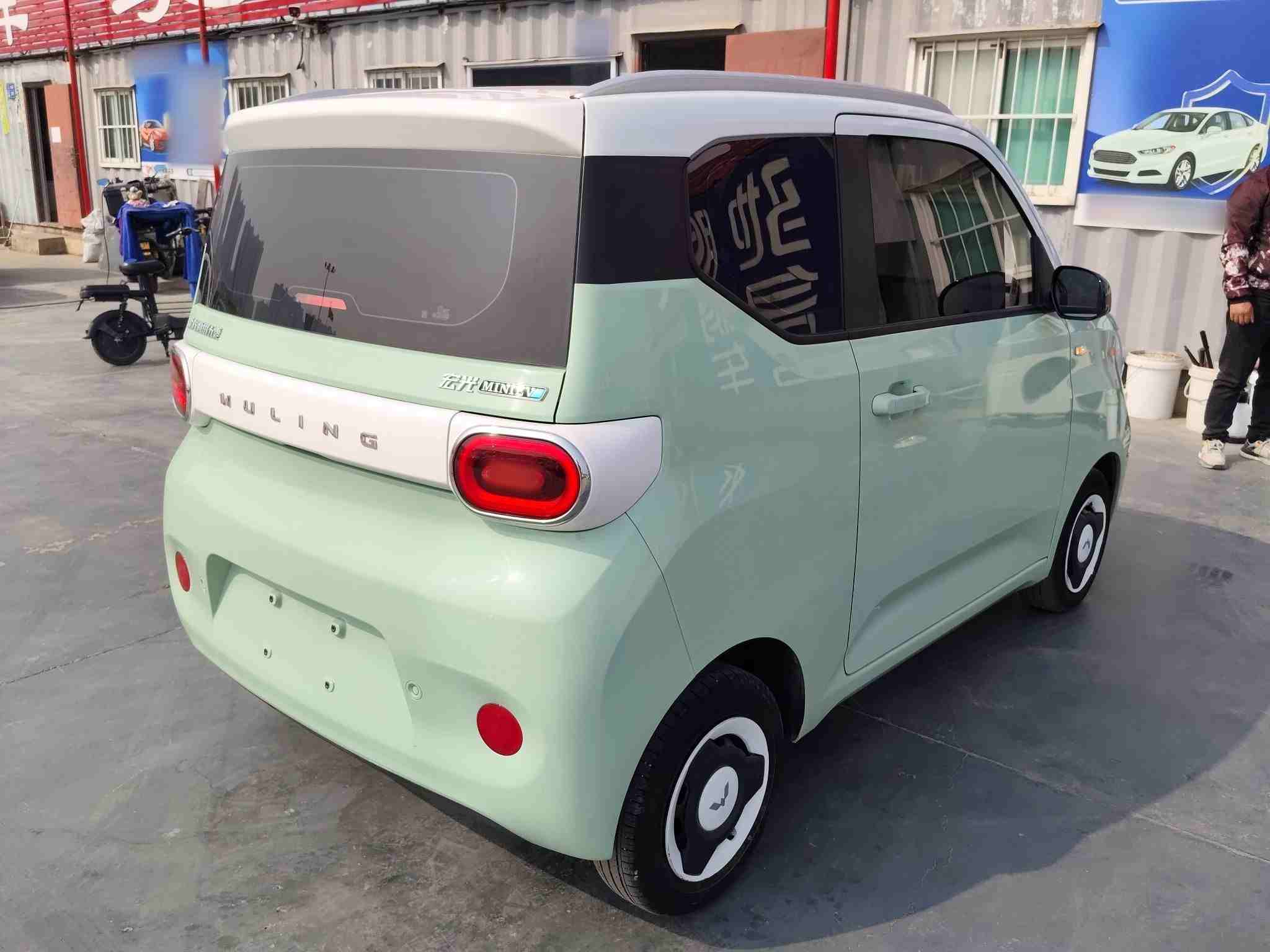 车辆右后45度角外观