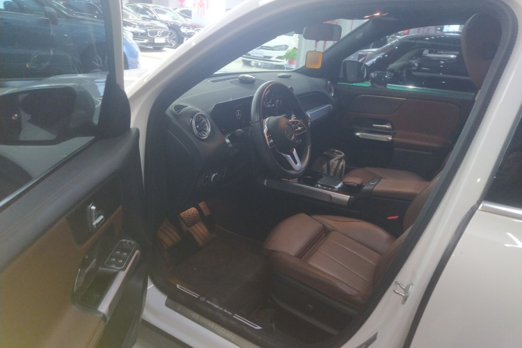 奔驰GLB 2023款 GLB 220 动感型中控内饰20