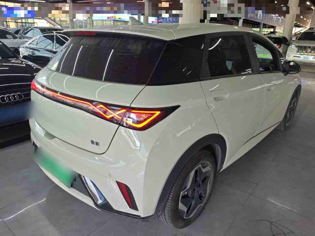 车辆右后45度外观展示