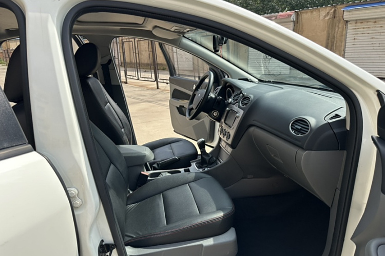 福特 福克斯 2013款 两厢经典 1.8L 手动百万纪念版中控内饰7004