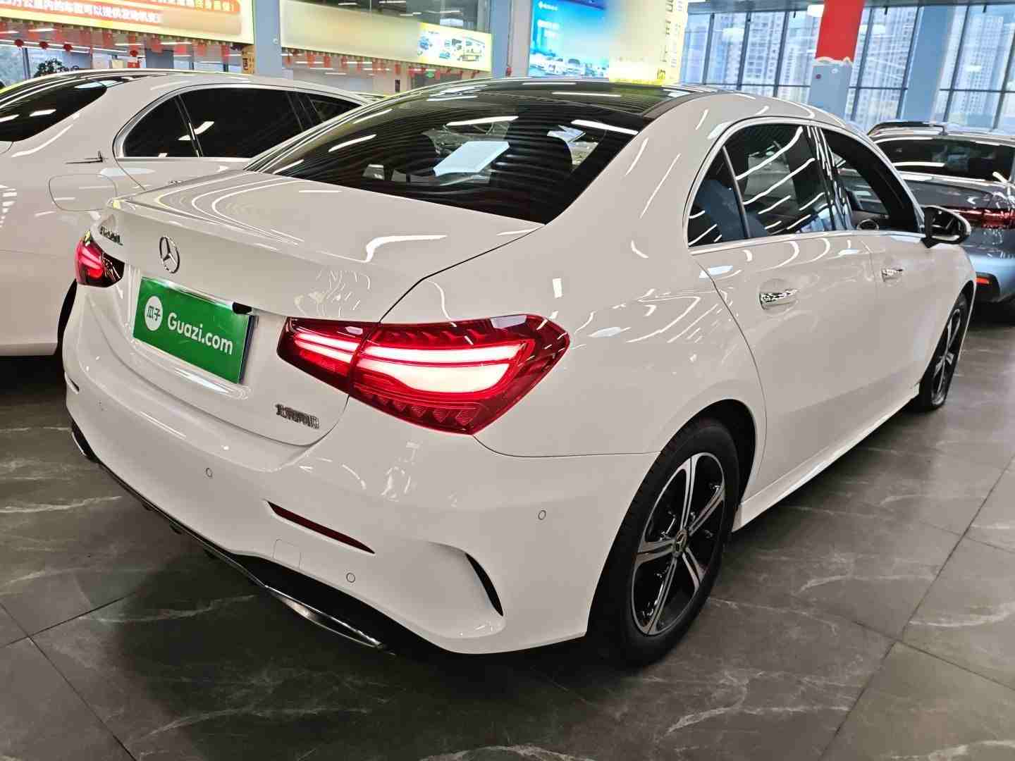 车辆右后45度外观展示