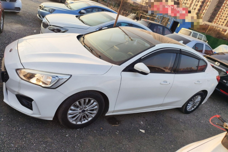 福特 福克斯 2020款 三厢 1.5L 自动锋跃型车身外观4