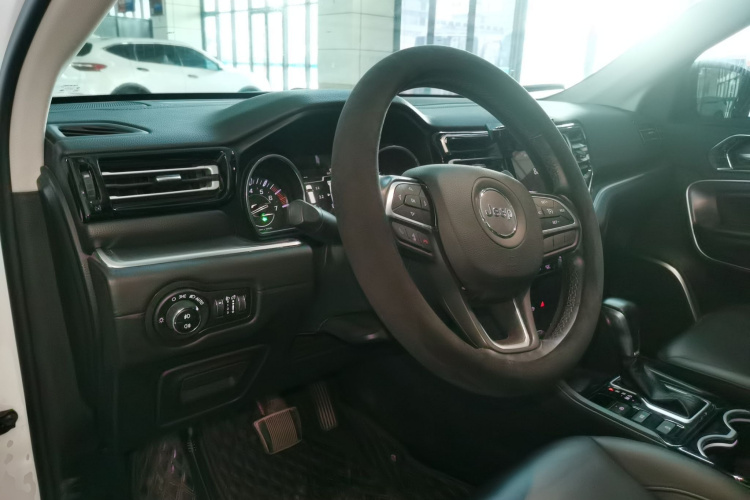 Jeep 大指挥官 2018款 2.0T 四驱悦享版 国V中控内饰12