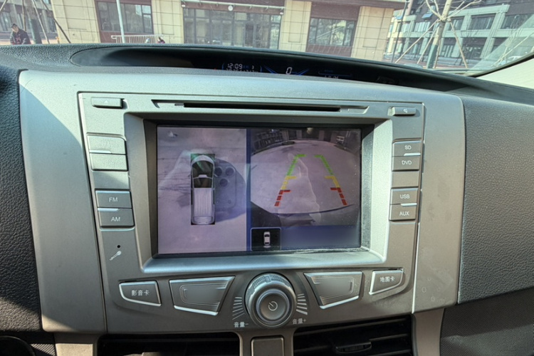 比亚迪M6 2015款 2.4L 自动豪华型中控内饰7009