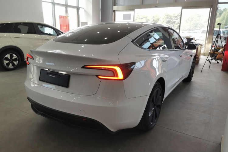特斯拉 Model 3 2023款 后轮驱动版车身外观7