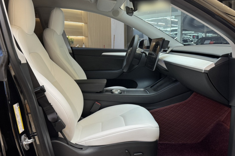 特斯拉 Model Y 2022款 长续航全轮驱动版中控内饰7013