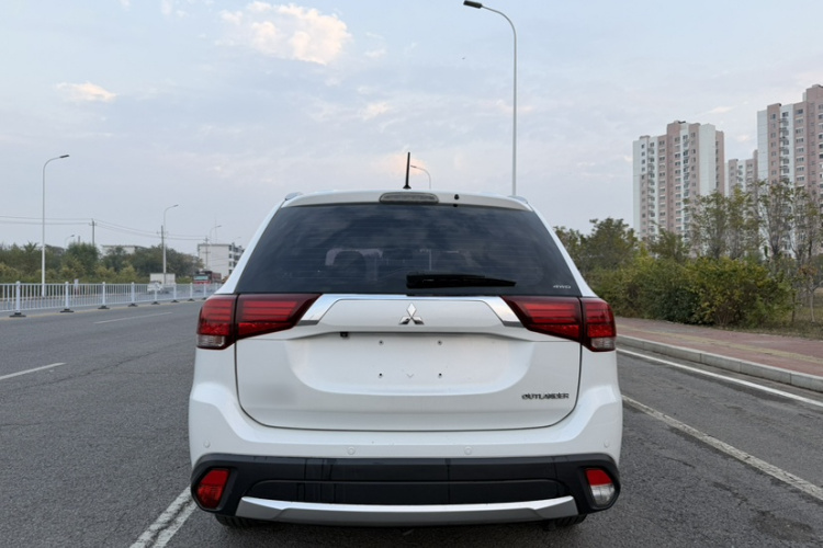 三菱 欧蓝德 2016款 2.4L 四驱精英版 5座车身外观6004