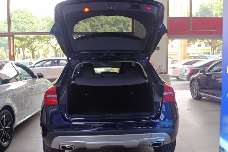 奔驰GLA 2016款 GLA 220 4MATIC 豪华型机舱底盘23
