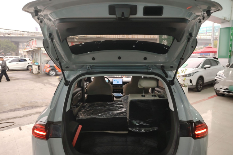 五菱汽车 五菱缤果PLUS 2024款 330km 五座版机舱底盘23