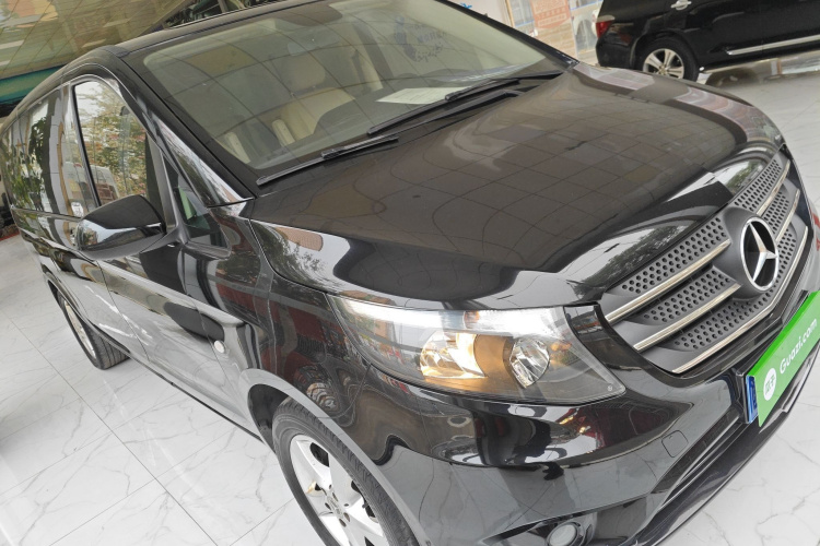 奔驰 威霆 2018款 2.0T 精英版 7座 国VI车身外观3